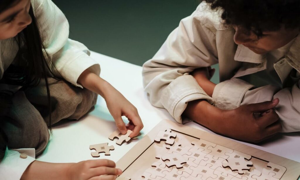 ילדים פותרים פאזל